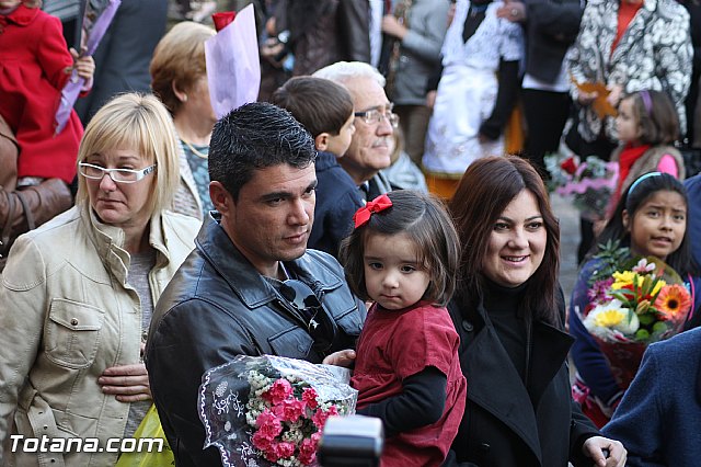 Centenares de personas ofrecen miles de flores a la patrona Santa Eulalia en la tradicional ofrenda 2013 - 234