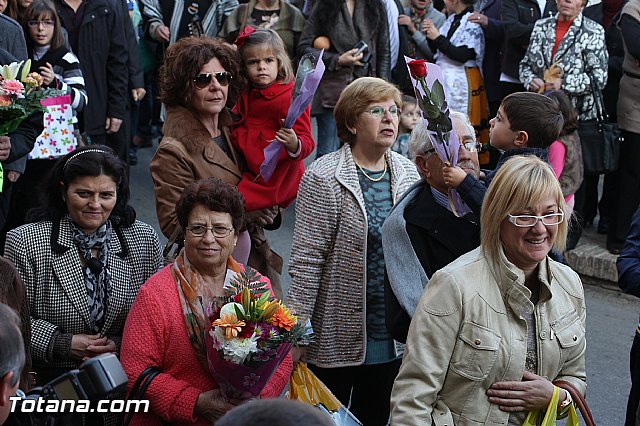 Centenares de personas ofrecen miles de flores a la patrona Santa Eulalia en la tradicional ofrenda 2013 - 235