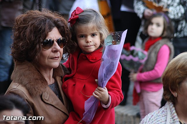 Centenares de personas ofrecen miles de flores a la patrona Santa Eulalia en la tradicional ofrenda 2013 - 236