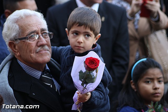 Centenares de personas ofrecen miles de flores a la patrona Santa Eulalia en la tradicional ofrenda 2013 - 237