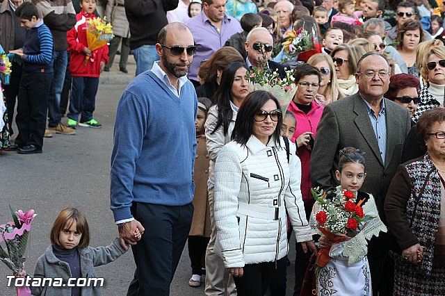 Centenares de personas ofrecen miles de flores a la patrona Santa Eulalia en la tradicional ofrenda 2013 - 239