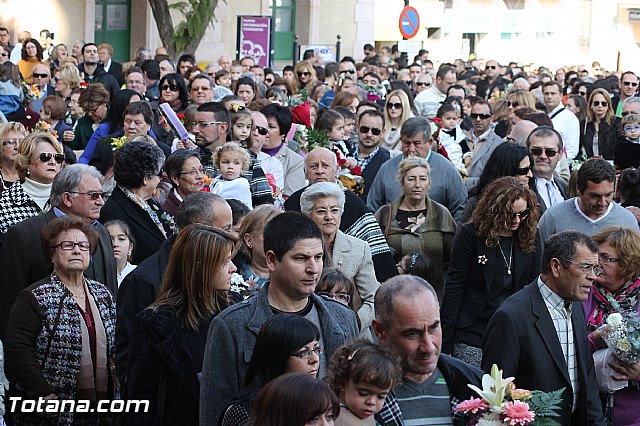 Centenares de personas ofrecen miles de flores a la patrona Santa Eulalia en la tradicional ofrenda 2013 - 240
