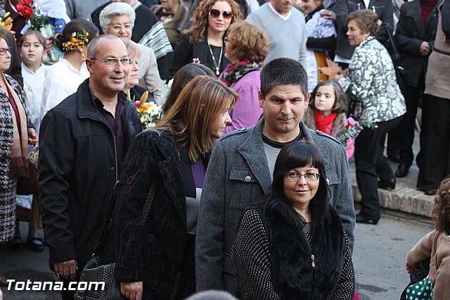 Centenares de personas ofrecen miles de flores a la patrona Santa Eulalia en la tradicional ofrenda 2013 - 241