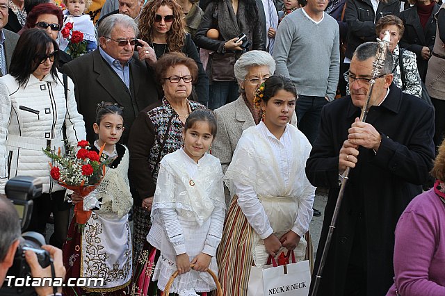 Centenares de personas ofrecen miles de flores a la patrona Santa Eulalia en la tradicional ofrenda 2013 - 242