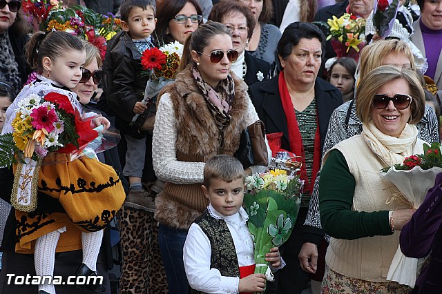Centenares de personas ofrecen miles de flores a la patrona Santa Eulalia en la tradicional ofrenda 2013 - 244