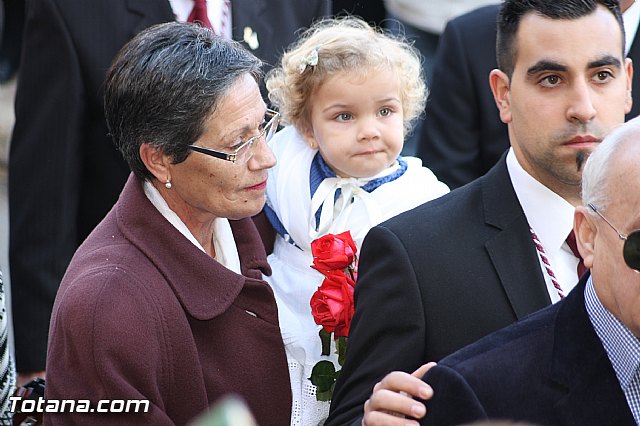 Centenares de personas ofrecen miles de flores a la patrona Santa Eulalia en la tradicional ofrenda 2013 - 245