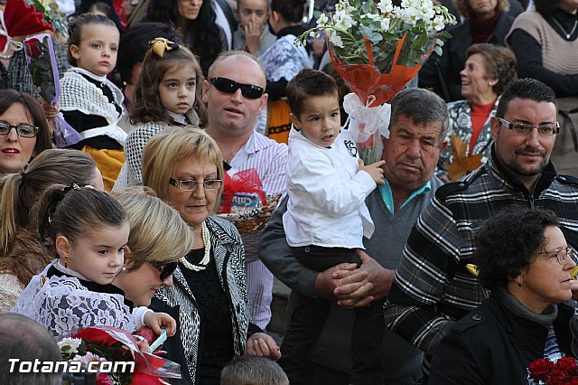 Centenares de personas ofrecen miles de flores a la patrona Santa Eulalia en la tradicional ofrenda 2013 - 246
