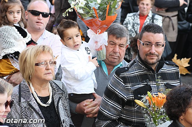 Centenares de personas ofrecen miles de flores a la patrona Santa Eulalia en la tradicional ofrenda 2013 - 247