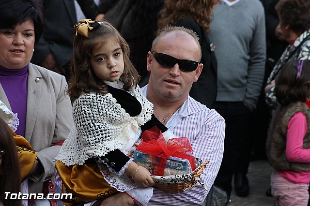 Centenares de personas ofrecen miles de flores a la patrona Santa Eulalia en la tradicional ofrenda 2013 - 248