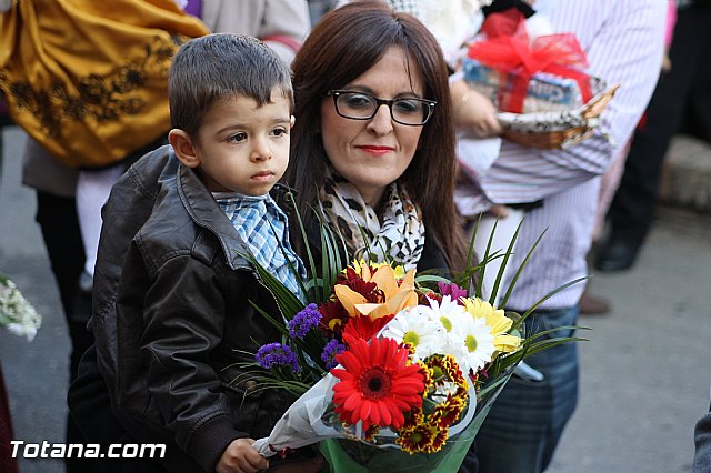 Centenares de personas ofrecen miles de flores a la patrona Santa Eulalia en la tradicional ofrenda 2013 - 249