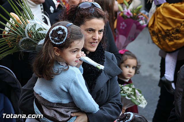 Centenares de personas ofrecen miles de flores a la patrona Santa Eulalia en la tradicional ofrenda 2013 - 250