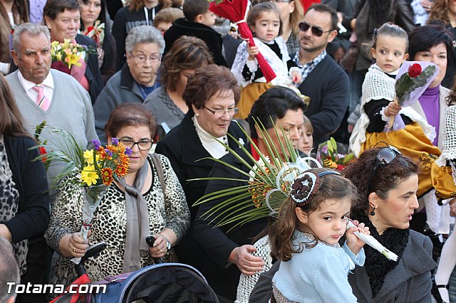Centenares de personas ofrecen miles de flores a la patrona Santa Eulalia en la tradicional ofrenda 2013 - 252
