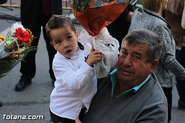 Centenares de personas ofrecen miles de flores a la patrona Santa Eulalia en la tradicional ofrenda 2013 - 253