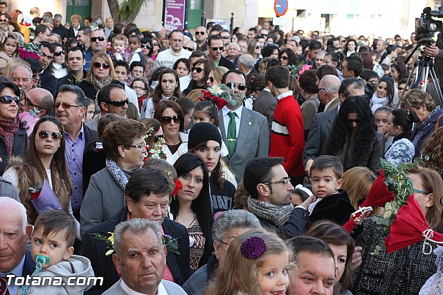 Centenares de personas ofrecen miles de flores a la patrona Santa Eulalia en la tradicional ofrenda 2013 - 255