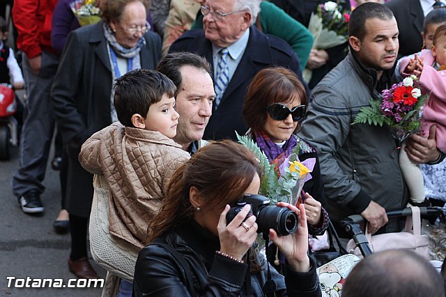 Centenares de personas ofrecen miles de flores a la patrona Santa Eulalia en la tradicional ofrenda 2013 - 259