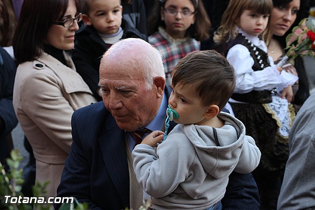 Centenares de personas ofrecen miles de flores a la patrona Santa Eulalia en la tradicional ofrenda 2013 - 260