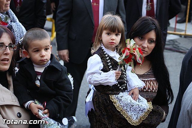 Centenares de personas ofrecen miles de flores a la patrona Santa Eulalia en la tradicional ofrenda 2013 - 261