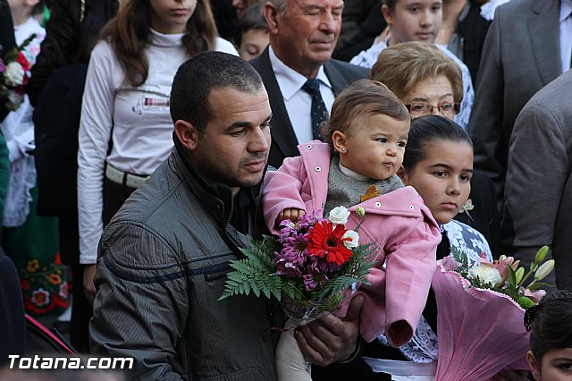 Centenares de personas ofrecen miles de flores a la patrona Santa Eulalia en la tradicional ofrenda 2013 - 262