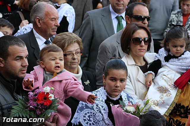 Centenares de personas ofrecen miles de flores a la patrona Santa Eulalia en la tradicional ofrenda 2013 - 263