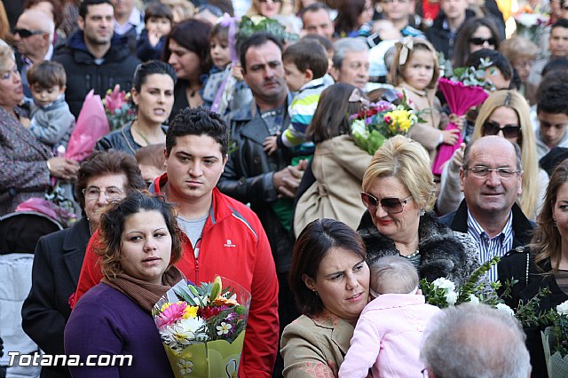 Centenares de personas ofrecen miles de flores a la patrona Santa Eulalia en la tradicional ofrenda 2013 - 264