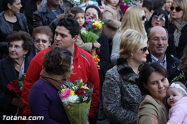 Centenares de personas ofrecen miles de flores a la patrona Santa Eulalia en la tradicional ofrenda 2013 - 265