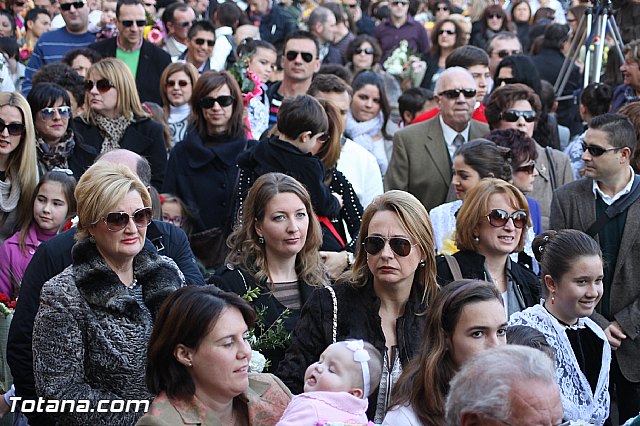 Centenares de personas ofrecen miles de flores a la patrona Santa Eulalia en la tradicional ofrenda 2013 - 266