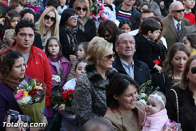 Centenares de personas ofrecen miles de flores a la patrona Santa Eulalia en la tradicional ofrenda 2013 - 267