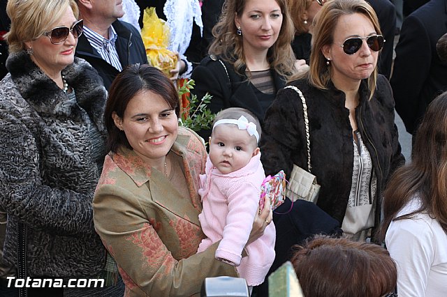 Centenares de personas ofrecen miles de flores a la patrona Santa Eulalia en la tradicional ofrenda 2013 - 268