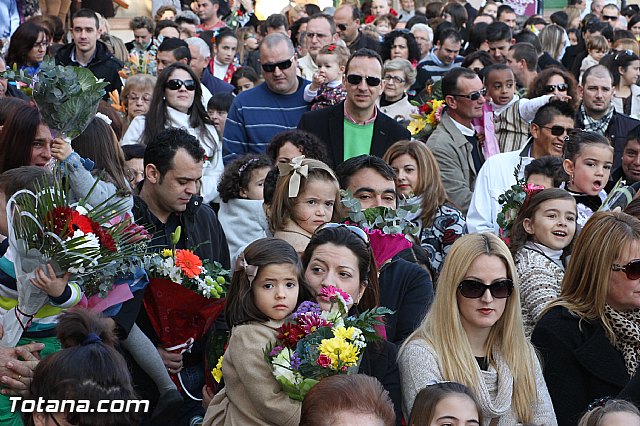 Centenares de personas ofrecen miles de flores a la patrona Santa Eulalia en la tradicional ofrenda 2013 - 269