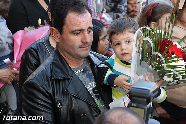Centenares de personas ofrecen miles de flores a la patrona Santa Eulalia en la tradicional ofrenda 2013 - 270