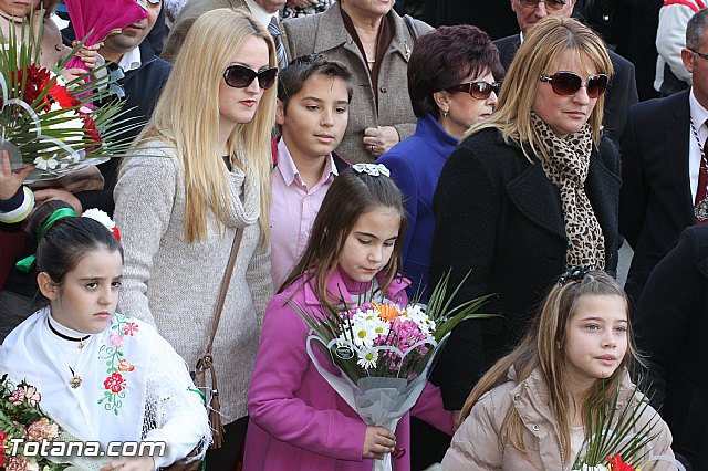 Centenares de personas ofrecen miles de flores a la patrona Santa Eulalia en la tradicional ofrenda 2013 - 271