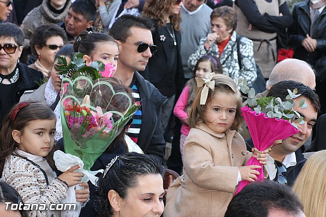 Centenares de personas ofrecen miles de flores a la patrona Santa Eulalia en la tradicional ofrenda 2013 - 272