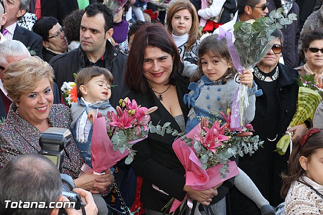 Centenares de personas ofrecen miles de flores a la patrona Santa Eulalia en la tradicional ofrenda 2013 - 273