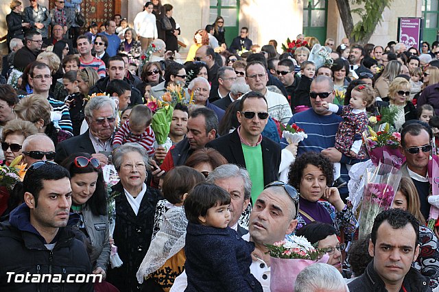 Centenares de personas ofrecen miles de flores a la patrona Santa Eulalia en la tradicional ofrenda 2013 - 274