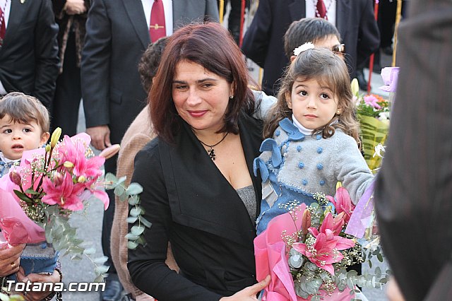 Centenares de personas ofrecen miles de flores a la patrona Santa Eulalia en la tradicional ofrenda 2013 - 275