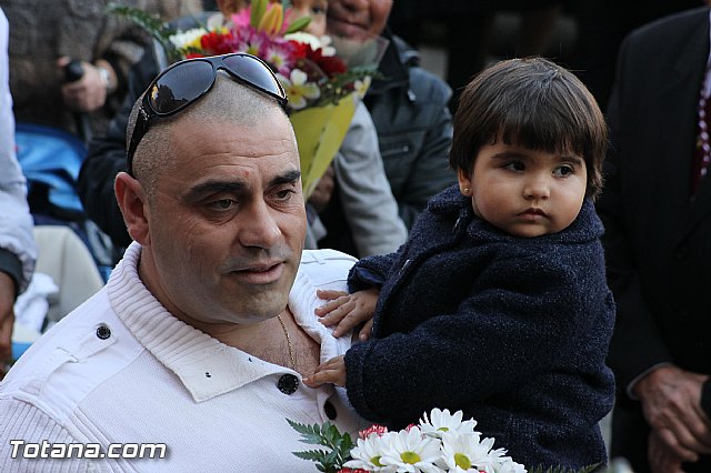 Centenares de personas ofrecen miles de flores a la patrona Santa Eulalia en la tradicional ofrenda 2013 - 276