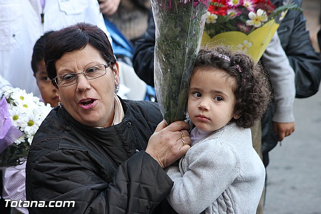 Centenares de personas ofrecen miles de flores a la patrona Santa Eulalia en la tradicional ofrenda 2013 - 277