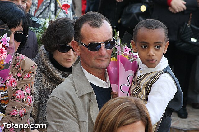 Centenares de personas ofrecen miles de flores a la patrona Santa Eulalia en la tradicional ofrenda 2013 - 278