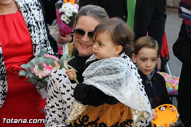 Centenares de personas ofrecen miles de flores a la patrona Santa Eulalia en la tradicional ofrenda 2013 - 279