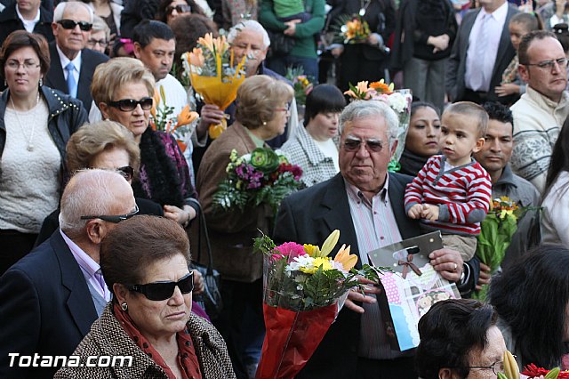Centenares de personas ofrecen miles de flores a la patrona Santa Eulalia en la tradicional ofrenda 2013 - 280