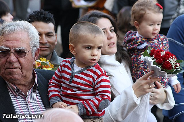 Centenares de personas ofrecen miles de flores a la patrona Santa Eulalia en la tradicional ofrenda 2013 - 282