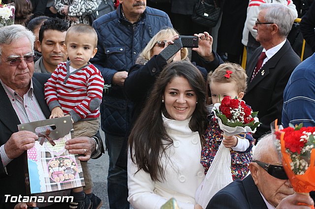 Centenares de personas ofrecen miles de flores a la patrona Santa Eulalia en la tradicional ofrenda 2013 - 284