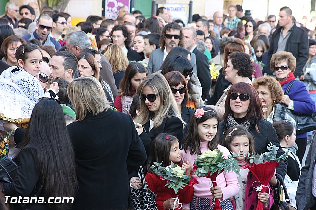 Centenares de personas ofrecen miles de flores a la patrona Santa Eulalia en la tradicional ofrenda 2013 - 287