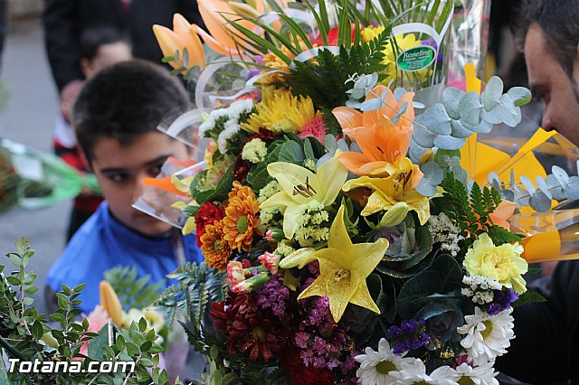 Centenares de personas ofrecen miles de flores a la patrona Santa Eulalia en la tradicional ofrenda 2013 - 289