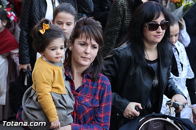 Centenares de personas ofrecen miles de flores a la patrona Santa Eulalia en la tradicional ofrenda 2013 - 291