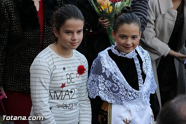 Centenares de personas ofrecen miles de flores a la patrona Santa Eulalia en la tradicional ofrenda 2013 - 293
