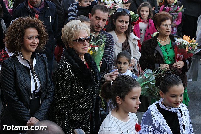Centenares de personas ofrecen miles de flores a la patrona Santa Eulalia en la tradicional ofrenda 2013 - 294
