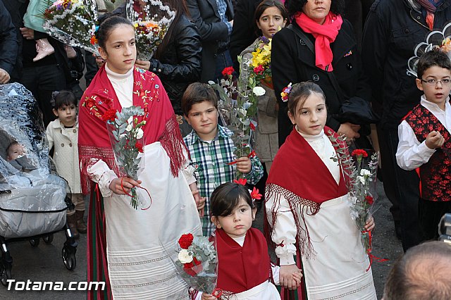 Centenares de personas ofrecen miles de flores a la patrona Santa Eulalia en la tradicional ofrenda 2013 - 295