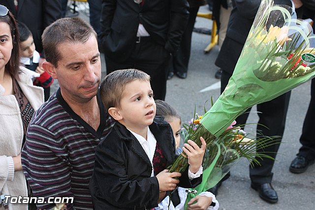 Centenares de personas ofrecen miles de flores a la patrona Santa Eulalia en la tradicional ofrenda 2013 - 296