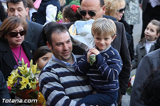 Centenares de personas ofrecen miles de flores a la patrona Santa Eulalia en la tradicional ofrenda 2013 - 297